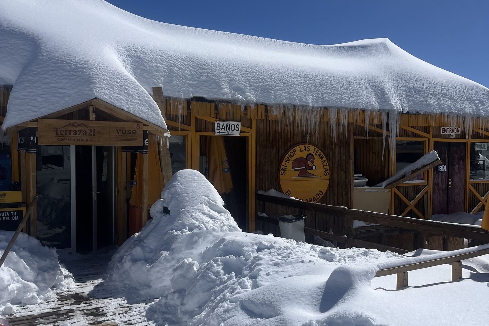 Lodge da viagem do Club coberto de neve