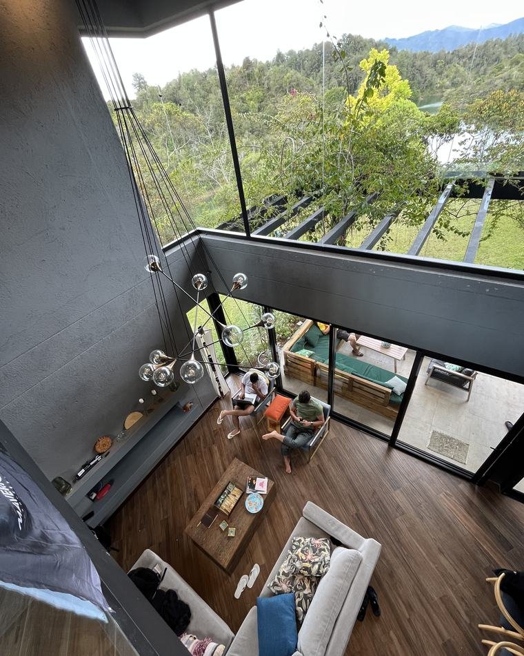 Sala da casa do Club com vista para a montanha